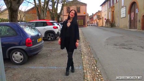 Jacquieetmicheltv - Alice, 26 years old, from Beaupuy (31)! In the heart of the small villages which surround Toulouse nestles Beaupuy, where the delicious Alice awaits us. At 26 years old, the young woman works in a travel agency where a beautiful atmosphere seems to reign. Indeed, she explains to us that she talks very often about sex with her work colleagues! But with her very reserved temperament, the young lady has trouble making her desires prevail and especially the fact that she flashed on one of her comrades, Tiago ... To finally demonstrate all her naughty potential, she therefore has decided to shoot a video with our team ... in the house of his target! Moreover, we decide to change the projects of the young lady by offering the latter to play the guy responsible for shaking her, something he absolutely does not refuse!