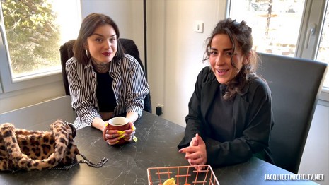 Jacquieetmicheltv - Crystal wants to give it her all with Manéa! All dapper and dynamic, the pretty Crystal, 22, gives us the opportunity to find her once again in front of the camera. The Bordeaux student, passing through Marseille, joins our team for a very specific purpose, namely to meet the volcanic Manéa. Indeed, she admits very quickly and with an ounce of shyness that she fell in love with her and that she fantasized about having fun in her company... Obviously, the latter answers the call of her girlfriend of the day to dyke until more thirsty before the duo is severely hammered by a Lorenzo in Olympic form!