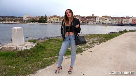 Jacquieetmicheltv - Skyla, 20 years old, head of the line in Martigues (13)! She has a taste for risk, the superb Skyla ... At 20 years old, this very pretty young lady joined Martigues (13) from the North of France to take a job as a chef de rang in the restaurant business. Liking her job a lot, she nevertheless has few opportunities to have fun with men, even if she always finds a little time to have fun ... But over time, the idea of s' showing off in front of the camera turned her on more and more, if possible with a well-hung guy! Our guy therefore has the perilous mission to meet the desires of this anatomical bomb who wanted to show us all her talents in terms of hard fucking ...