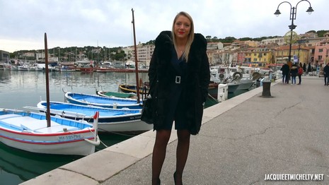 Jacquieetmicheltv - Ashley, 25, marketing manager in Cassis (13)! A blonde bombshell with a racy look and a very classy look: Ashley, 25, comes to us in the pretty port of Cassis (13), where she lives. The young woman, marketing manager in life, intrigues us a lot because of what she releases, between restraint and the desire to let go ... Indeed, if she has busy days, she nevertheless loves to feel coveted by men around her and dress accordingly! Which obviously pushes her to frolic, not without always having some fantasies ... such as being filmed while she is having sex!