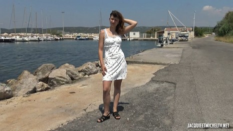 Jacquieetmicheltv - Melany, 23, model living in Lyon! It's vacation time for the beautiful Melany, but far from her the idea of spending her time only sunbathing! A living model for the art schools of Lyon and its region, this superb 23-year-old young woman is proud of her body and perfectly assumes her femininity. Very open to sexuality, the young lady began to build a little experience for herself, despite everything preferring to frolic with women ... But her natural confidence and her twirling side led her to contact us in order to have fun in front of the camera with one of our lads, all in the open countryside!