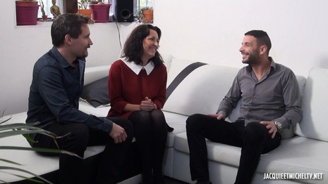 Jacquieetmicheltv - How greedy this Leonie ... She knows how to take the buck this slut Leonie, especially when it comes to being able to have fun with well-hung guys! The beautiful milf quickly finds herself surrounded by two lads who have eyes only for her, and who make her feel that they would like to see a little more ... Without an ounce of shame, the slut finds herself in the simplest device, and take the guys on board with her for a fucking session that ends with a well-deserved cum shower!