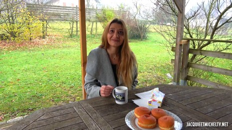Jacquieetmicheltv - She loves to go coal this slut Jessie! Discreet in everyday life, the beautiful Jessie, 35 years old, does not carry on her she is in reality a slut eager for hard sex, even very hard! Farmer in Dole (39), the young lady has quite diverse tastes in terms of sex, even if she explains having a small preference for the male plurality ... Which is timely, because our team had planned to present her two guys so she can continue her path towards perversion in front of the camera! Delighted with this Christmas present before its due, she plunges head first into absolute vice and even offers herself a double penetration for the very first time ...