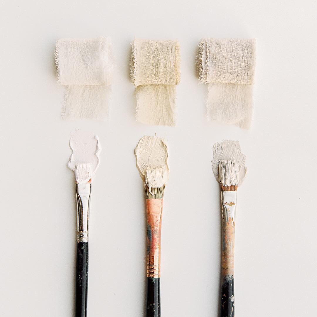 Малярная кисточка в белой краске. Как получить белую кисть. Кисточка белая. Кисть руки. Как правильно держать кисть при рисовании.