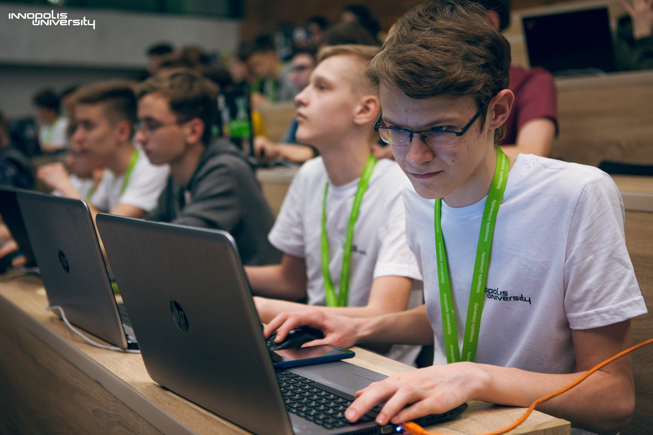 Профессия веб разработчик. Программист картинки. Программист дизайнер. Совещание программистов. Фото программиста за компьютером.