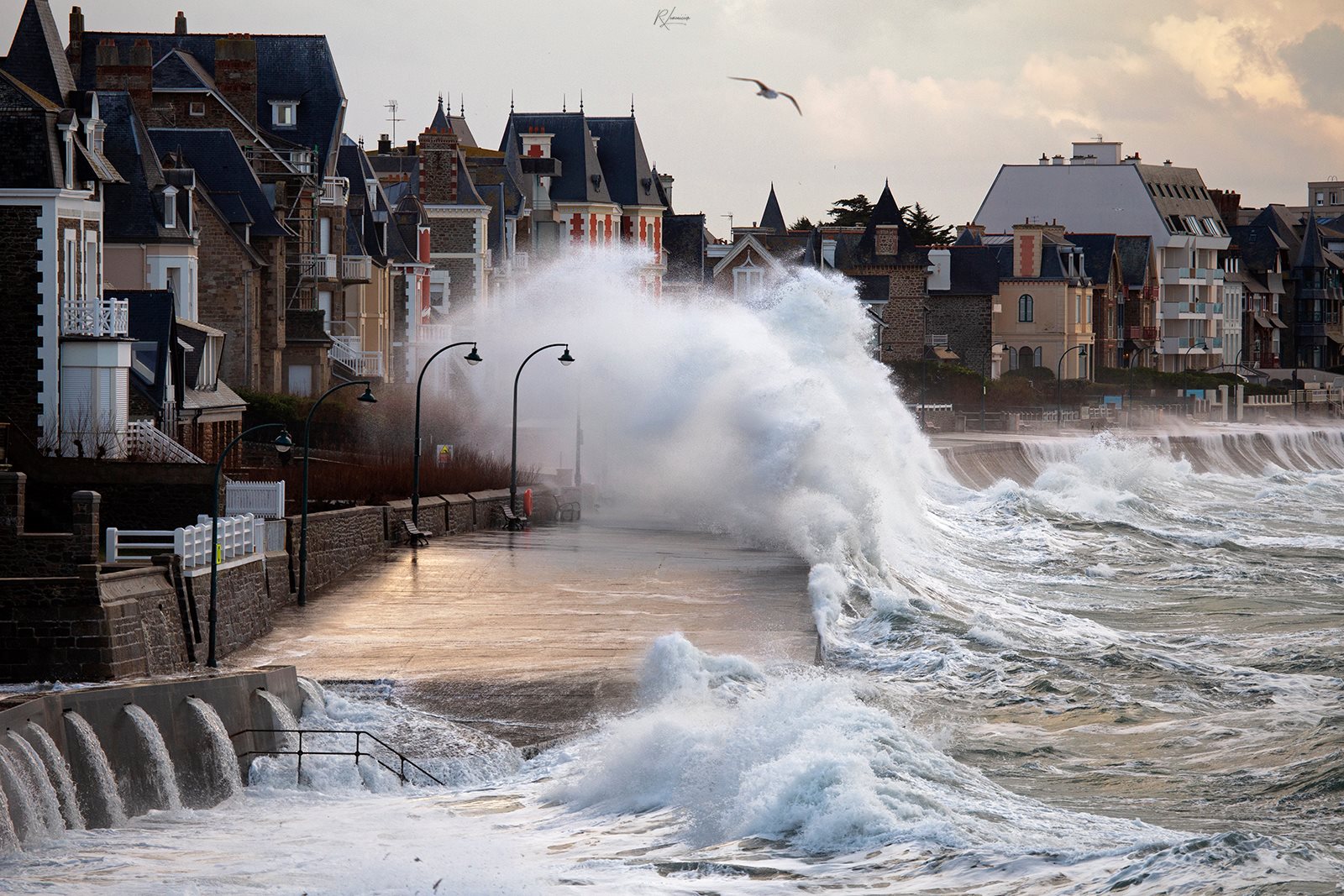 Сан сент. Saint malo Франция шторм. Сен мало Бретань Франция. Сен-мало Франция шторм. Шторм Бретань Франция.