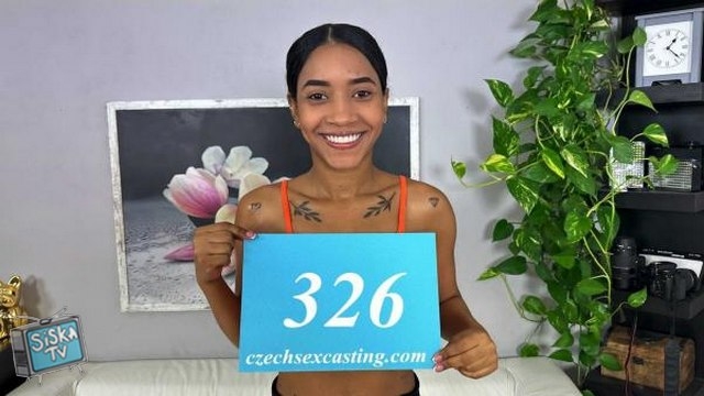  Hot babe from Colombia is ready to conquer the world of modeling E326