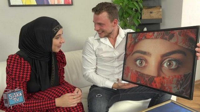  Hot woman in a hijab chose some pictures and some sex