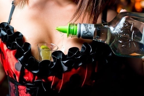 Девушка с алкоголем. Альбом прошу, убей меня. Девушки выпивают. Текила леди. Девушка с текилой.